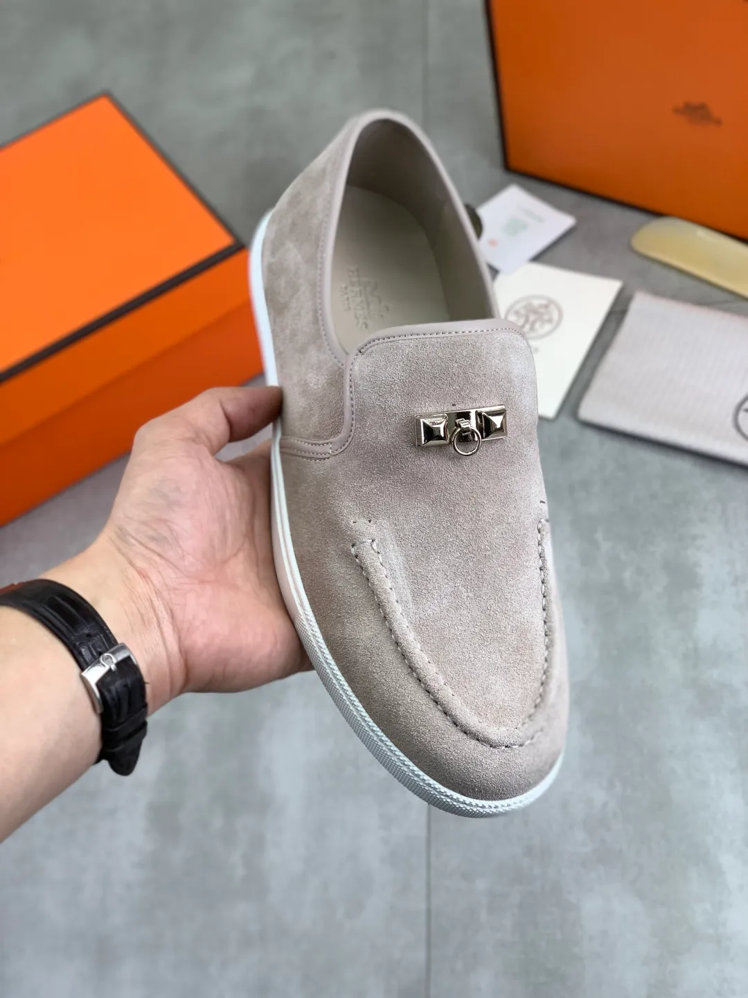 Factory price P600 New style Top version Original order Hermes Men's Drift Sneaker Spring new casual sports shoes Original purchase, development, production H family men's classic series, technical breathable fabrics with cowhide Casual sports shoes Casual sports dad shoes combine high-tech breathable materials and cowhide, H family exclusive button decoration on the side The outsole is full of H italic design and bright colors to show vitality and continue the brand design inspiration. Stroll around the city lightly and feel free and comfortable. Delivered in exquisite packaging🛍📦 ▪️Fabric: original customized breathable material + first layer of frosted cowhide ▪️Inner: cowhide feet ▪️Outsole: molded and evacuated PU+TPU material ▪️Size: 35-45 Multiple colors available Premium packaging